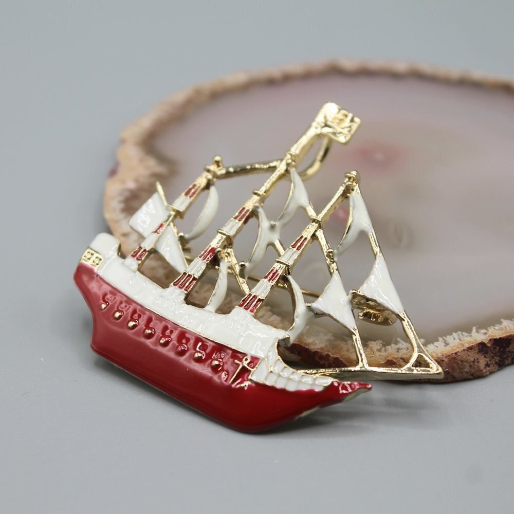 Sailboat boat pin brooch pendant necklace jewelry fashion red gold tone water